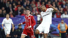 Steven N'Zonzi (phải, Sevilla) sáut bóng trước James Rodriguez (Bayern).