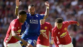 Jesse Lingard (phải, Manchester United) kiểm soát bóng trước Danny Simpson (Leicester City)