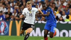 Tier62n vệ Toni Kro\os đi bóng qua Blais Matuidi (PHáp)