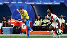 Everton (trái, Brazil) ghi bàn vào lưới Peru.