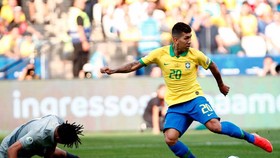 Roberto Firmino tận dụng sai lầm của thủ thành Gallese.