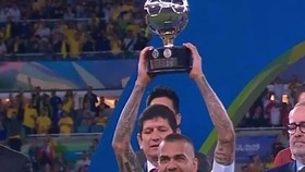 Vượt xa Messi và Ronaldo, Dani Alves ghi kỷ lục thắng 40 danh hiệu