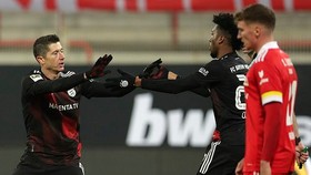 Robert Lewandowski mừng bàn thắng cùng Kingsley Coman