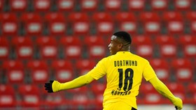 Youssoufa Moukoko phá kỷ lục khi ghi bàn ở Đức