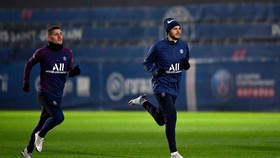 Mauro Icardi (phải) đang nỗ lực tập luyện để kịp ra sân trận đầu tay của ông thầy mới