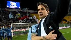 HLV Simone Inzaghi ăn mừng chiến thắng