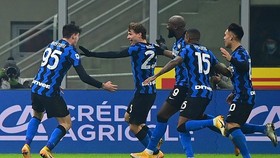 Các cầu thủ Inter ăn mừng chiến thắng