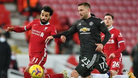 Luke Shaw (phải) đã vô hiệu hóa Mo Salah (Liverpool)