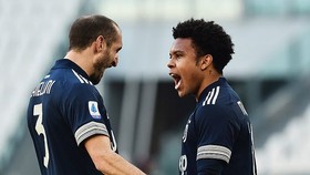 Chiellini và McKennie ăn mừng chiến thắng