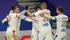 Lyon ăn mừng chiến thắng