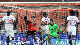 PSG dính đòn phản công của Lorient