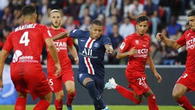 Kylian Mbappe đi bóng trước hàng thủ Nimes