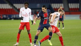 Di Maria đi bóng qua hậu vệ Nimes