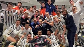 Các cầu thủ Juventus mừng thắng lợi trong phòng thay quần áo