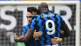 Lautaro Martinez ăn mừng bàn thắng cùng Lukaku.