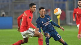 Aubameyang (trái) trong trận hòa Benfica