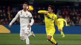 Sergio Ramos (trái) cản phá tiền đạo Villarreal