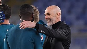 HLV Stefano Pioli ăn mừng chiến thắng cùng các học trò