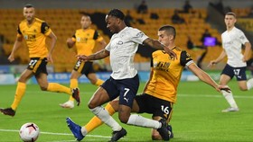 Raheem Sterling vượt qua hậu vệ Wolves trong trận lượt đii