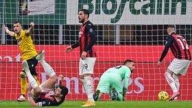 AC Milan may mắn gỡ hòa