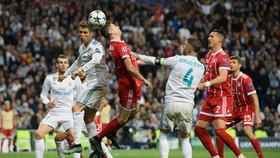 Robert Lewandowski tranh bóng với Cristiano Ronaldo