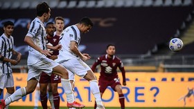 Ronaldo đánh đầui ghi bàn giúp Lão Phu nhân giành 1 điểm trong trận derby Turin
