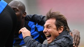 HLV Antonio Conte ăn mừng chiến thắng cùng tiền đạo Lukaku
