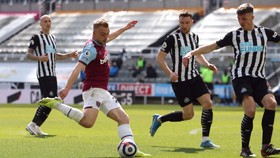Jarrod Bowen sút bóng trước khung thành Newcastle