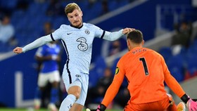 Timo Werner đứt điểm trước khung thành Brighton.
