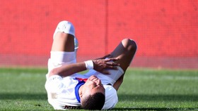 Kylian Mbappe dính chấn thương đầu gối
