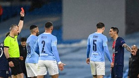 Chiếc thẻ đỏ dành cho Di Maria là không oan uổng chút nào