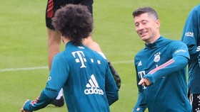 Robert Lewandowski (phải) chỉ còn cách kỷ lục 4 bàn thắng