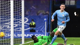 Phil Foden tung lưới Chelsea trong trận thằng 3-1 hồi tháng 1