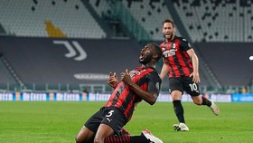 Hậu vệ Tomori ăn mừng bàn thắng