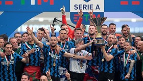 Inter Milan đăng quang Scudetto sau 11 năm