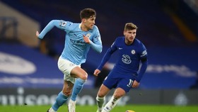 John Stone đi bóng qua Timo Werner
