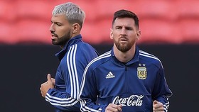 Nếu Aguero ký hợp đồng vào thứ Hai, có nghĩa là Messi chắc chắn ở lại Barcelona