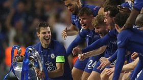 Đội trưởng Azpilicueta gương cao chiếc cúp Champions League