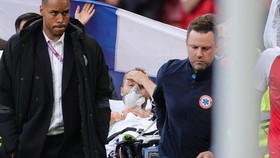 Christian Eriksen đã vượt qua thời khắc nguy kịch, tiếp tục được điều trị tại bệnh viện.