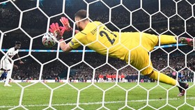 Cú sút luân lưu của Bukayo Saka bị Donnarumma cản phá