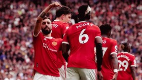 Bruno Fernandes đua tài cùng Paul Pogba