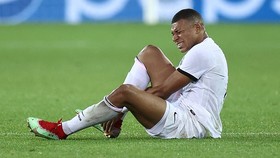 Mbappe chấn thương bàn chân buộc phải rời sân sớm
