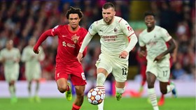 Ante Rebic vượt qua Alexandre-Arnold (Liverpool)