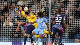 Nathan Ake đánh đầu cận thành, ghi bàn