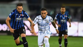 Lautaro Martinez nỗ lực vượt qua hàng thủ Atalanta