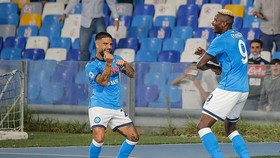 Victor Osimhen (trái) ăn mừng chiến thắng cùng đội trưởng Lorenzo Insigne