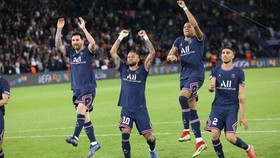 Messi ăn mừng chiew61n thắng cùng Neymar và Mbappe