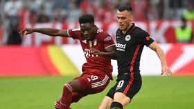 Filip Kostic (phải, Eintracht) ghi bàn quyết định trước Bayern