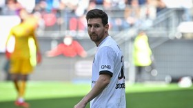 Messi sút bóng trúng xà Rennes trong trận thua cu· ngang