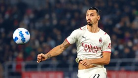Ibra ghi bàn và mang lại quả 11m trước Roma